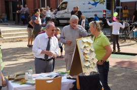 Dr. Gregor Gysi am Info-Stand